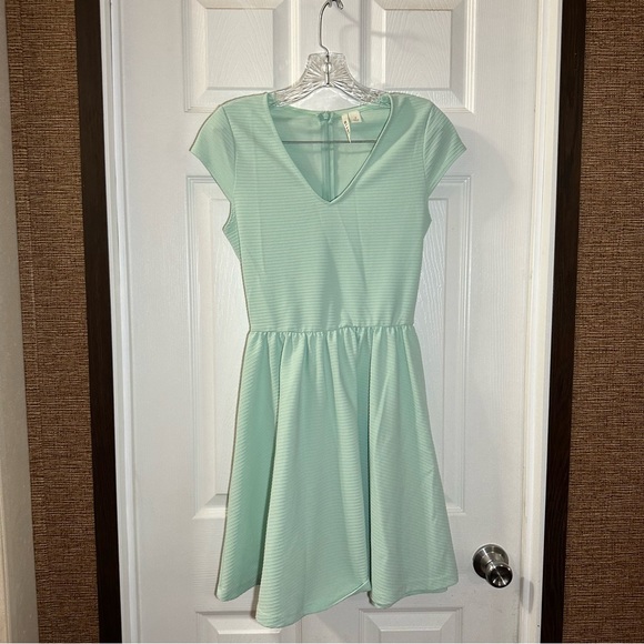 Miami Mint Green Textured V Neck Short Sleeve Aline Dress size S - Picture 1 of 10